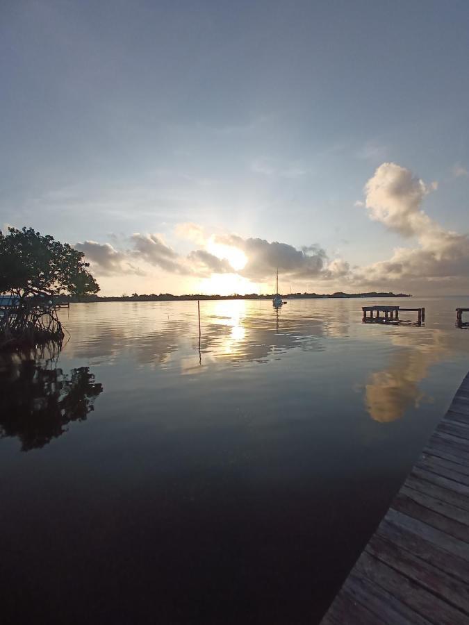 The Sea Glass Inn Placencia Екстериор снимка