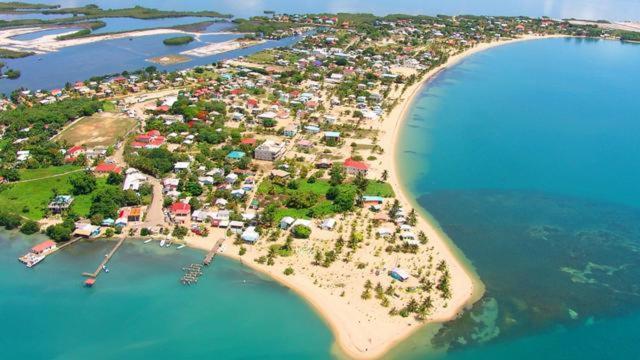 The Sea Glass Inn Placencia Екстериор снимка