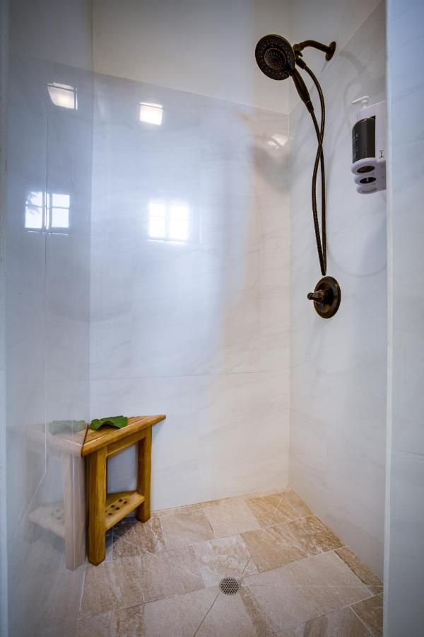 The Sea Glass Inn Placencia Екстериор снимка