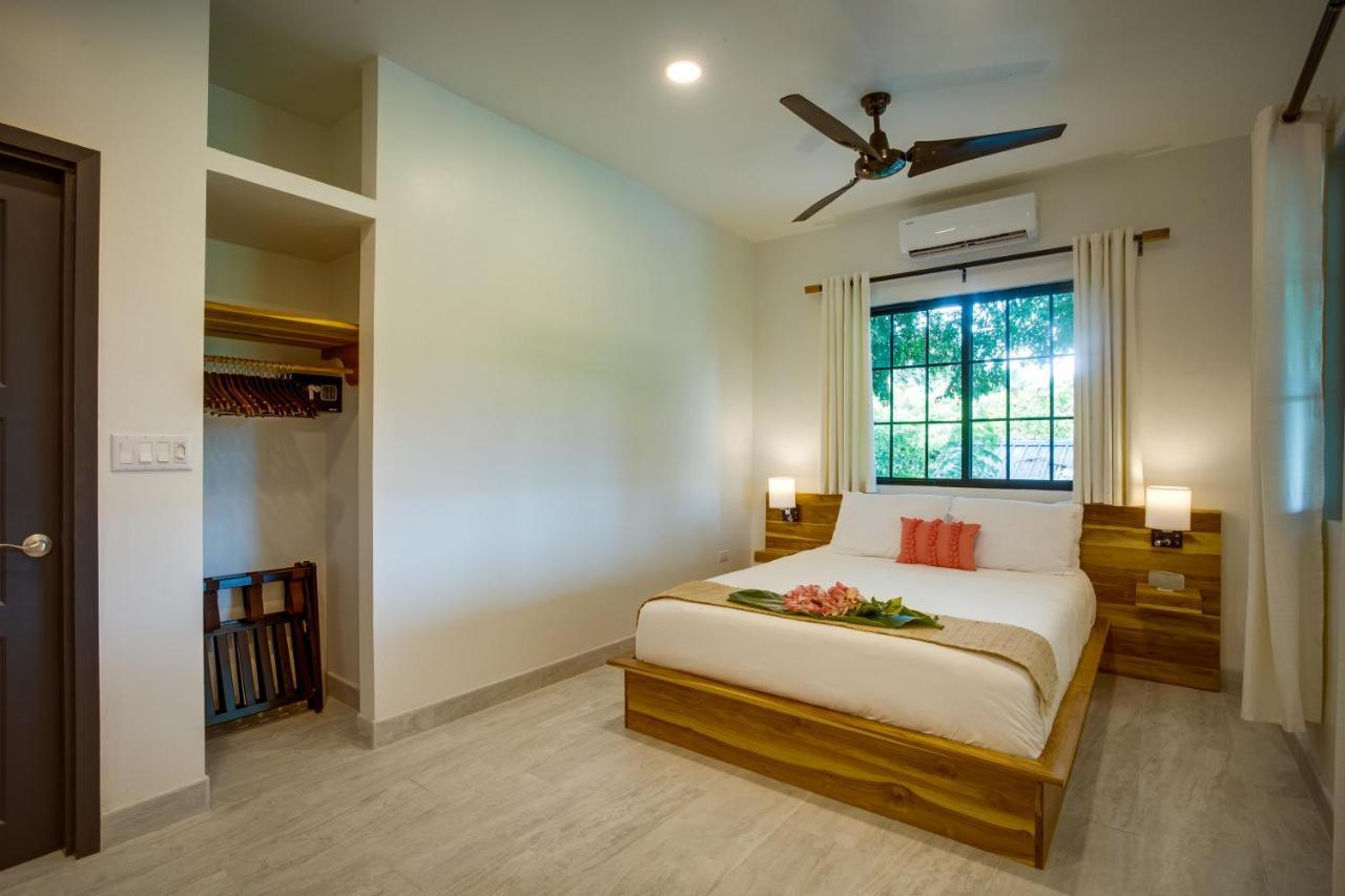 The Sea Glass Inn Placencia Екстериор снимка