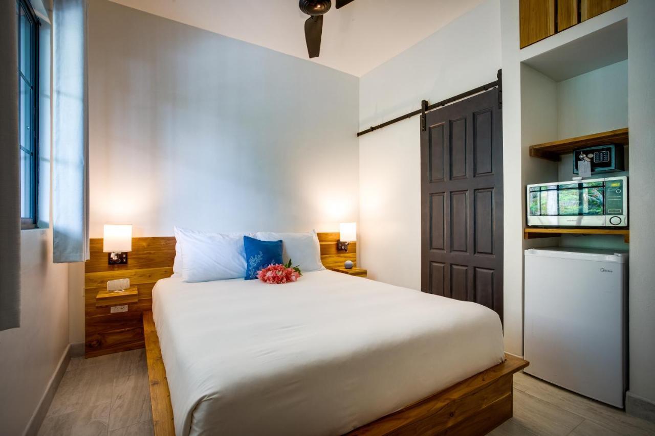 The Sea Glass Inn Placencia Екстериор снимка