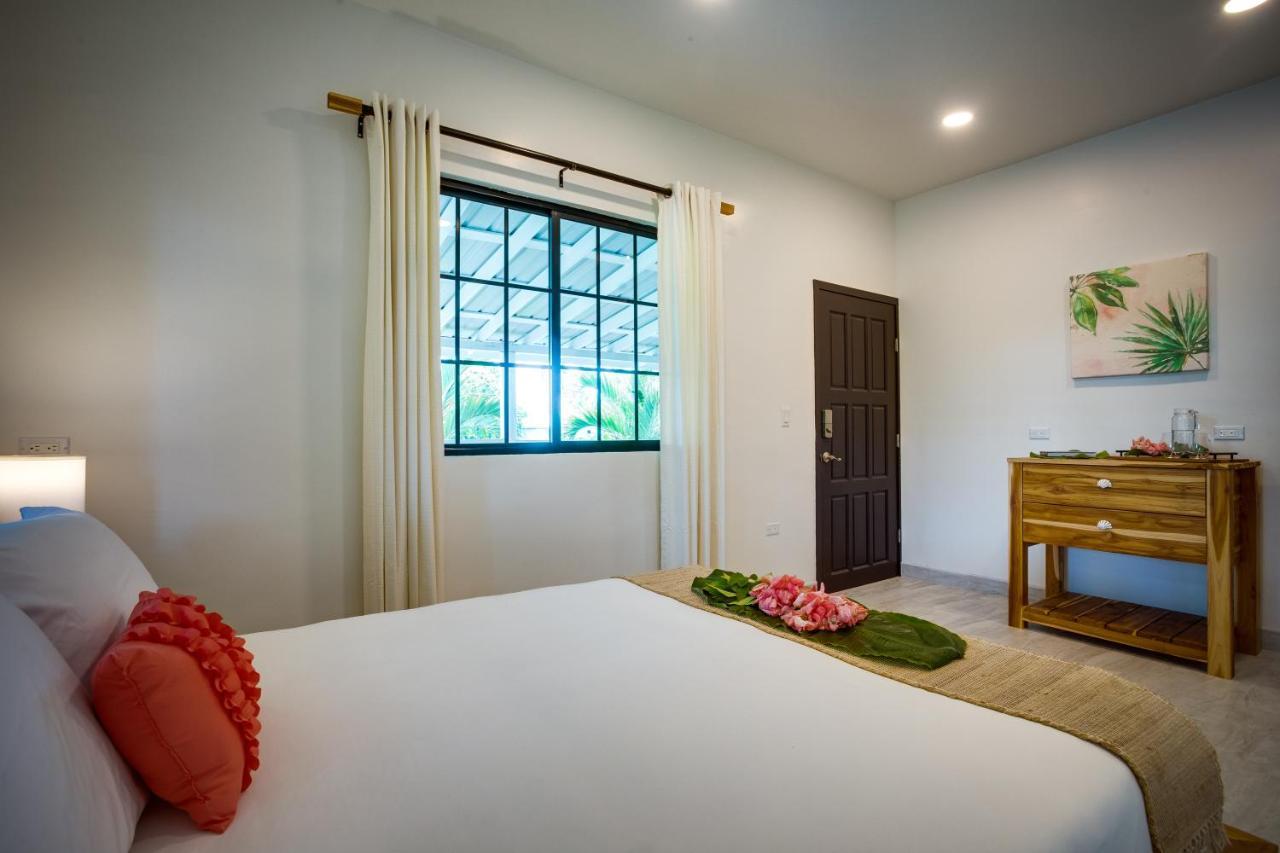 The Sea Glass Inn Placencia Екстериор снимка