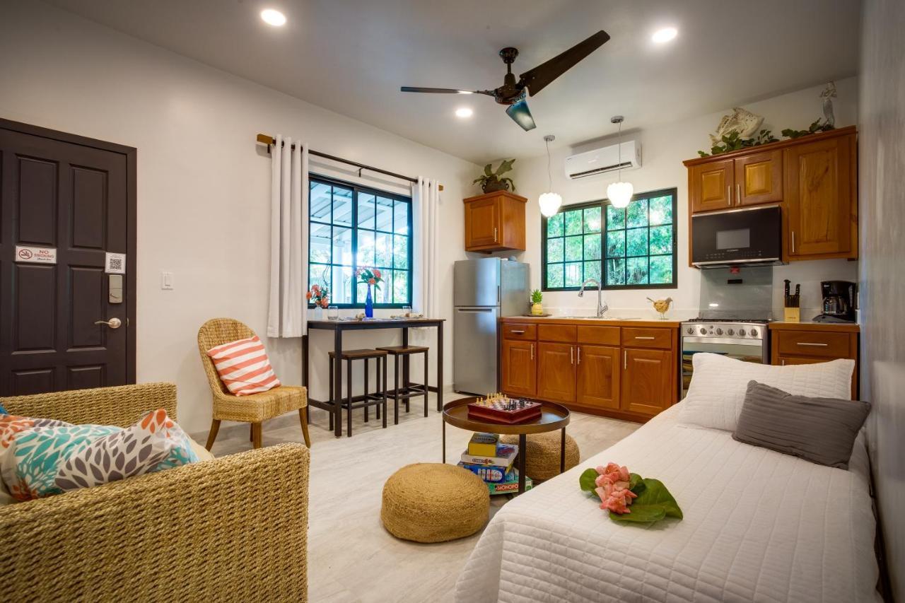 The Sea Glass Inn Placencia Екстериор снимка