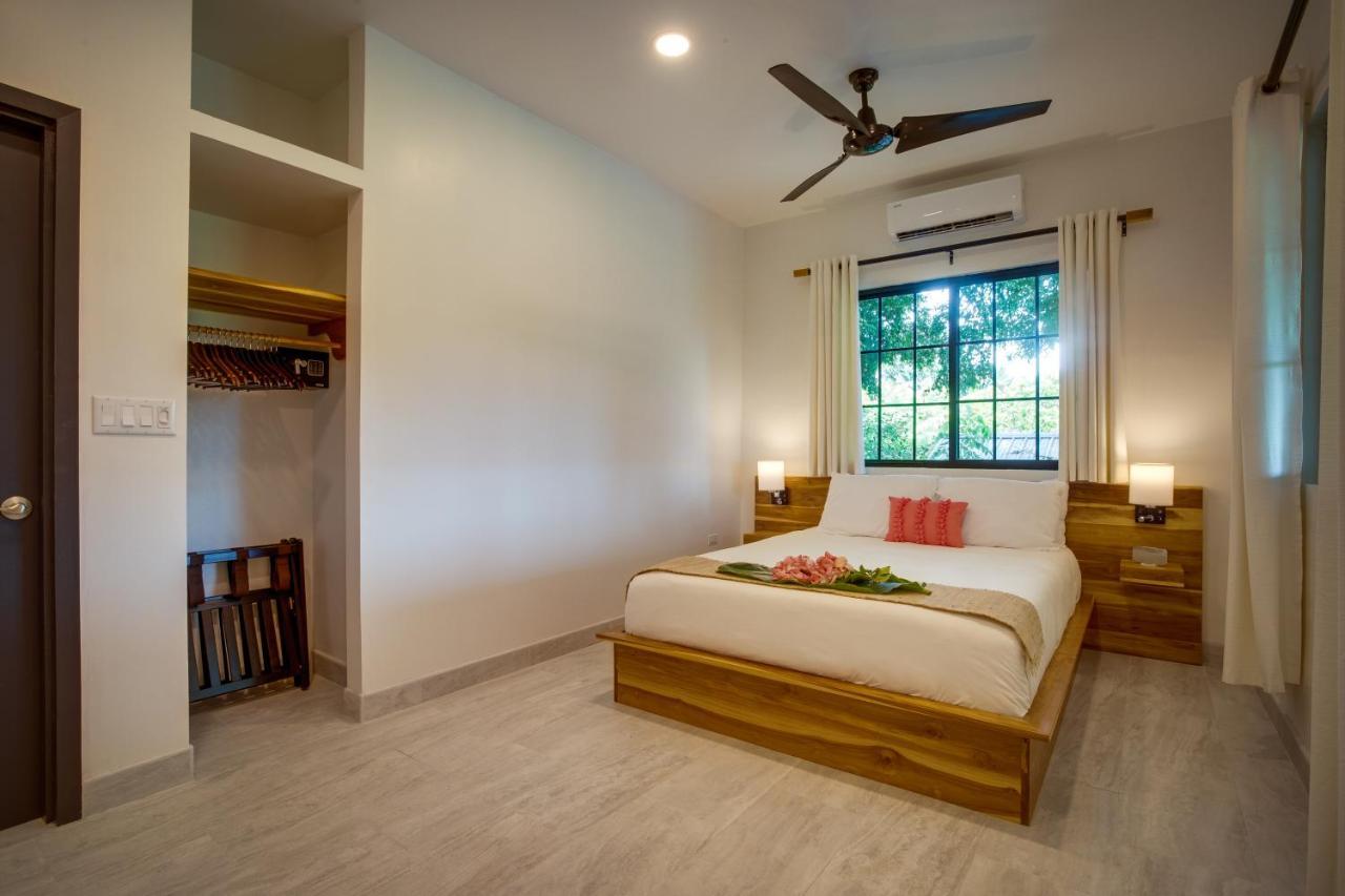 The Sea Glass Inn Placencia Екстериор снимка