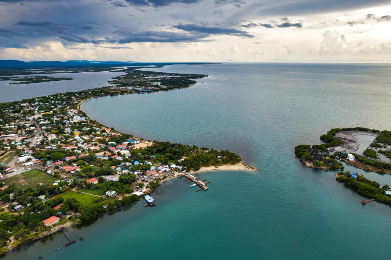 The Sea Glass Inn Placencia Екстериор снимка