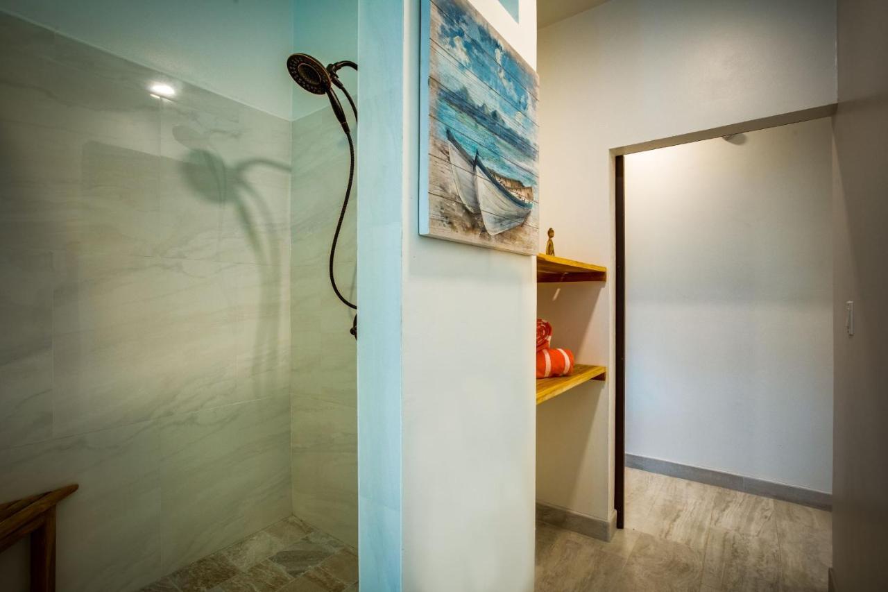 The Sea Glass Inn Placencia Екстериор снимка
