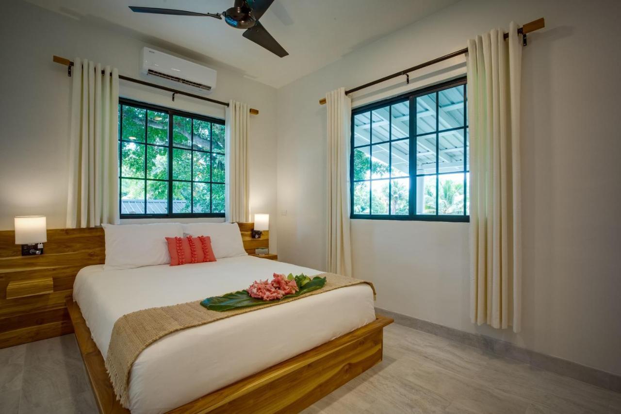 The Sea Glass Inn Placencia Екстериор снимка